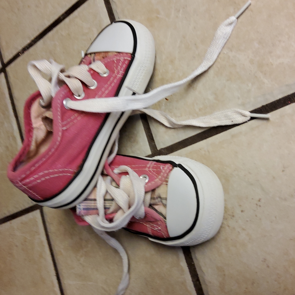 Girls pink sneakers 💗